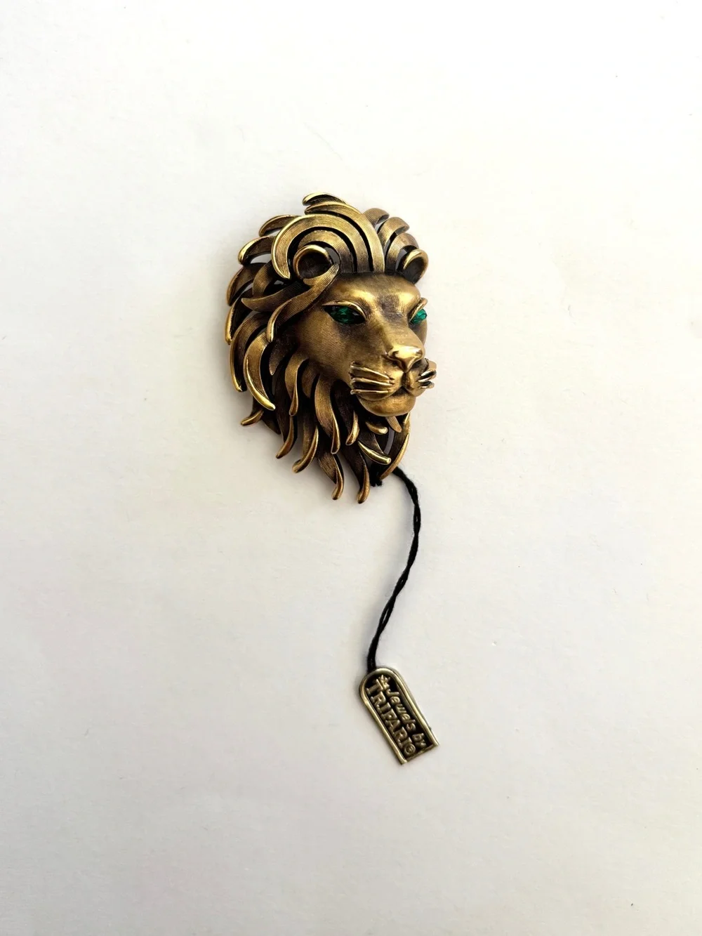 Vintage Crown Trifari golden lions head with green eyes brooch pin NWT